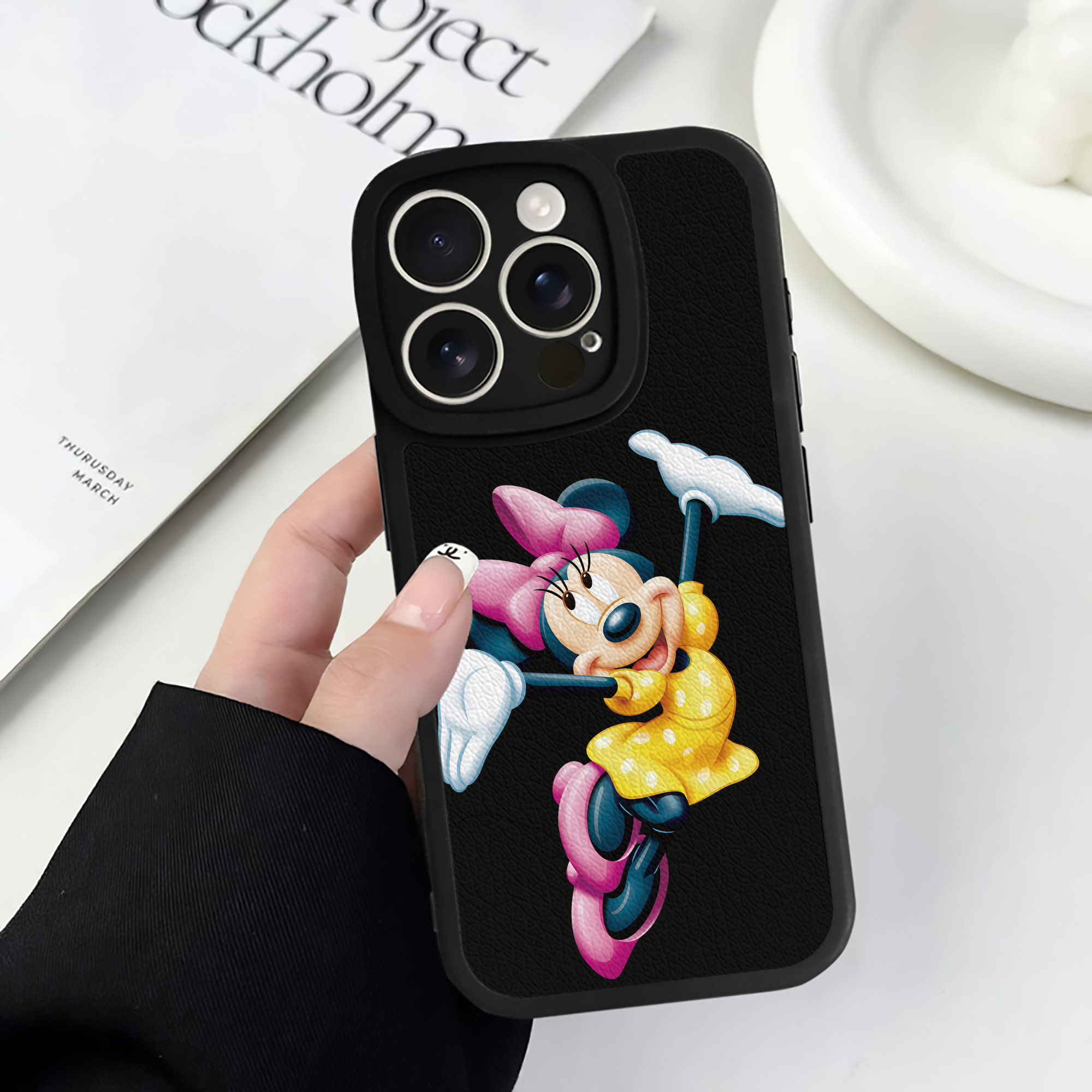 （画像用） ミッキーマウス Mickey Mouse 【iPhone 16シリーズ対応】シリコンスマホケース（レザー調） 材質：シリコン
